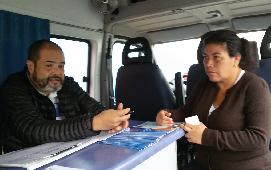 CAVI de Arica y Parinacota distribuye dípticos en "Plaza Tu Barrio Me Importa" como parte de la campaña "Prevengamos el abuso infantil”