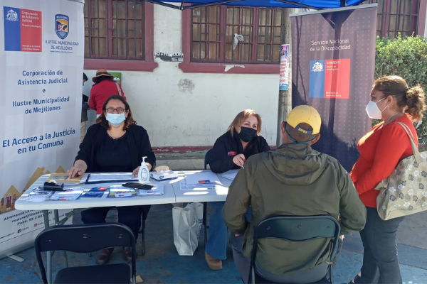 Consultorio Jurídico de Mejillones organza jornada en terreno en la Plaza de Armas de la localidad