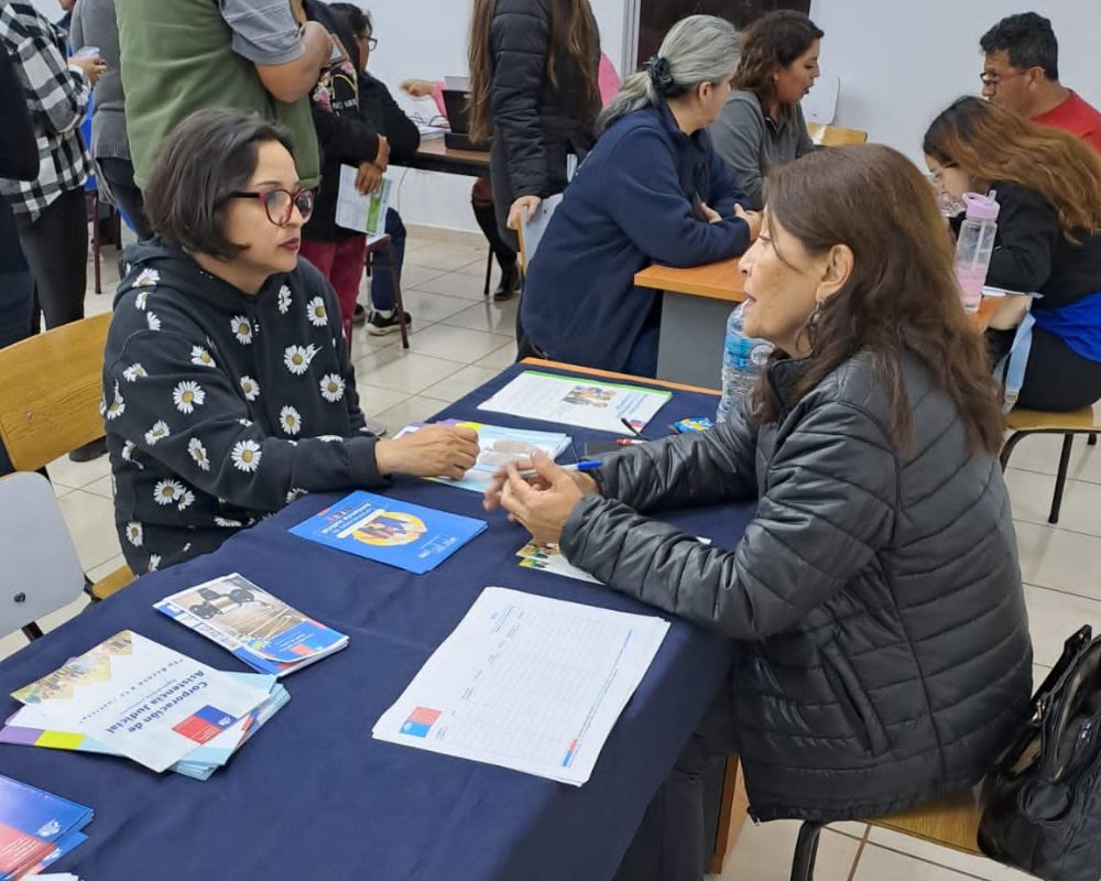 Vecino/as de “Vista el Morro" recibieron atención del Consultorio Jurídico Móvil de Arica y Parinacota