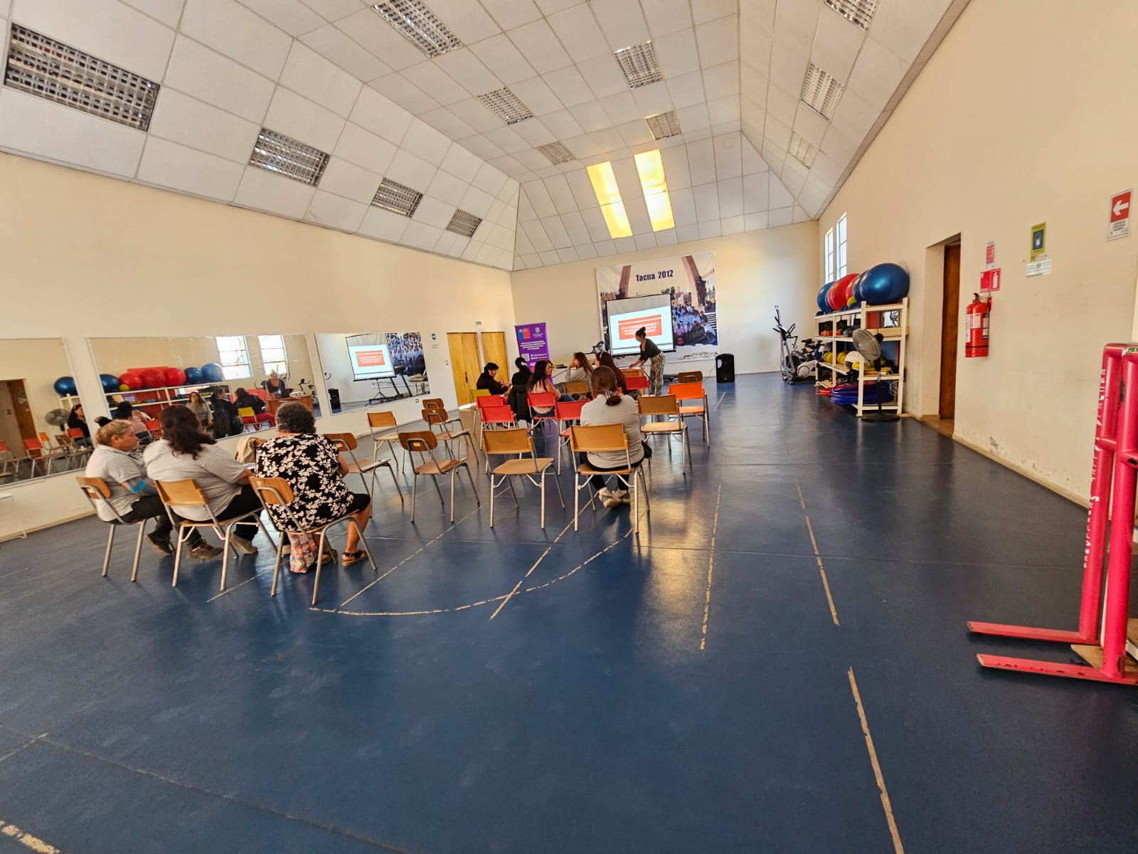 Abogada del Consultorio Jurídico de Mejillones realiza charla sobre pensión de alimentos