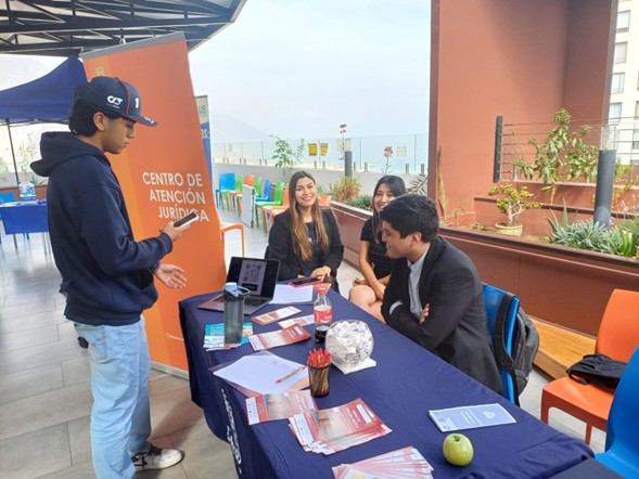Centro de Atención Jurídica de la UTA participa en Feria Estudiantil