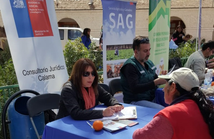 Consultorio Jurídico de Calama entrega atención en Gobierno Presente realizado en la localidad de Chiuchiu